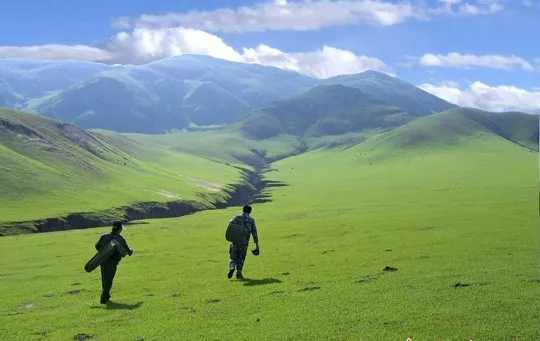 測繪隊員正在進行1:5萬數據庫更新數據采集 測繪隊員正在進行1:5萬數據庫更新數據采集